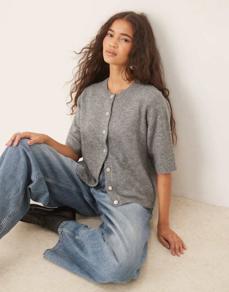 VILA - Kurzärmlige Strickjacke in meliertem Mittelgrau von Vila