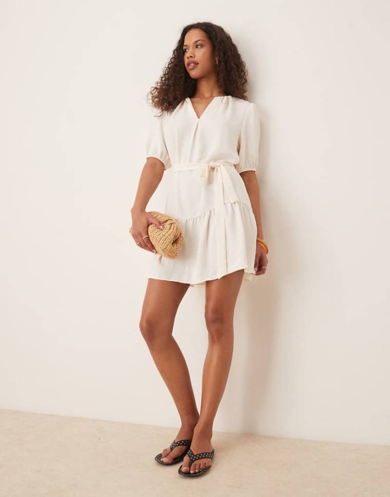 VILA - Kurzärmliges Minikleid in Cremeweiß mit Bindegürtel von Vila