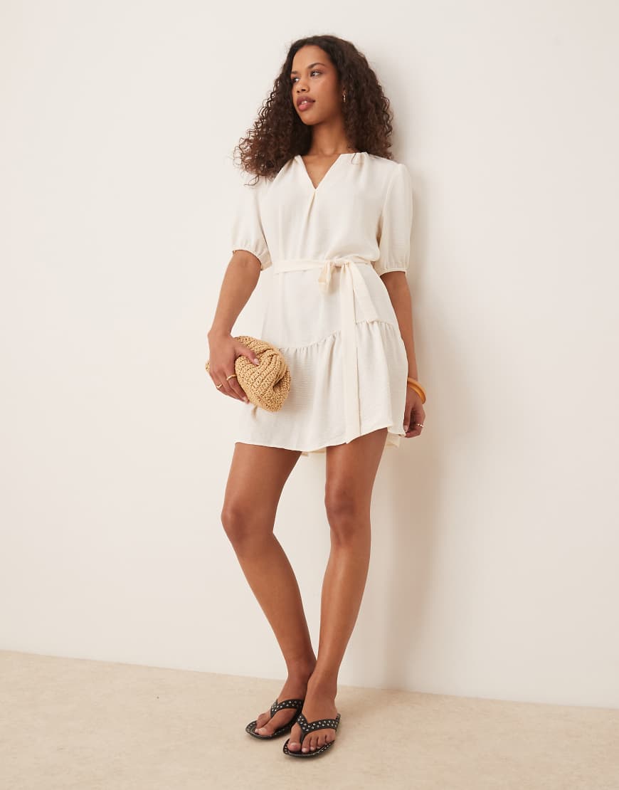 VILA - Kurzärmliges Minikleid in Cremeweiß mit Bindegürtel von Vila