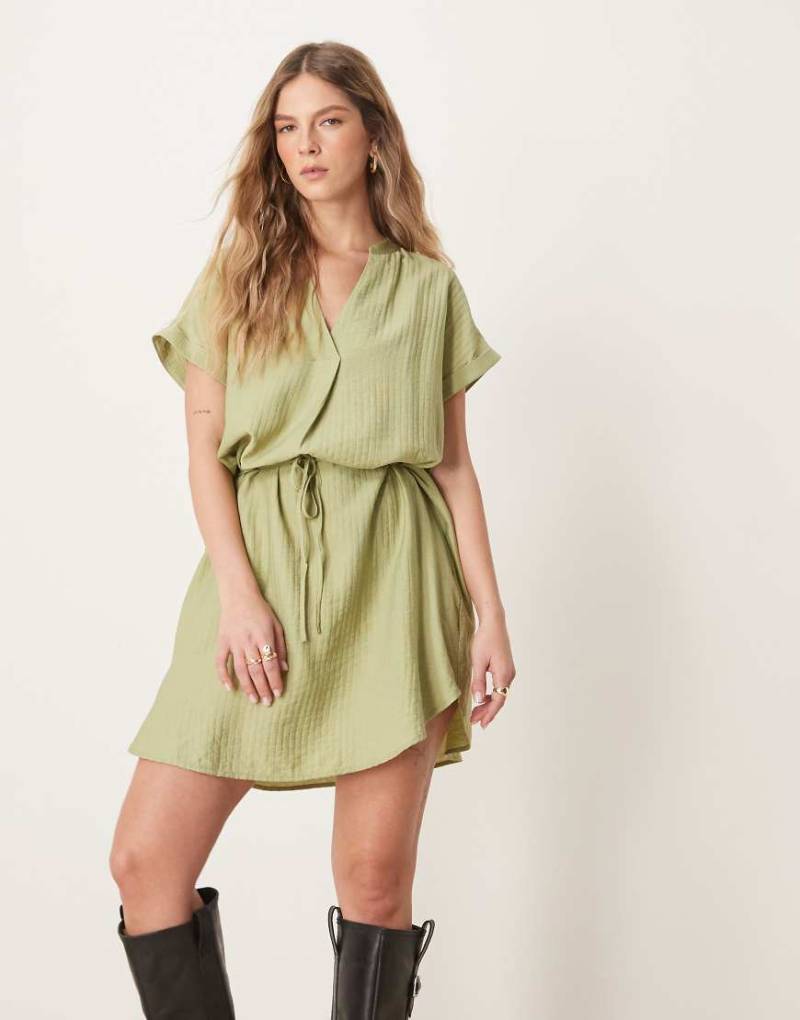 VILA - Kurzärmliges Minikleid in Khaki mit Bindegürtel und eingekerbtem Ausschnitt-Grün von Vila