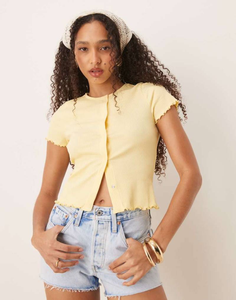 VILA - Kurzärmliges T-Shirt in hellem Bananengelb mit Kräuselsaum und Druckknopfleiste von Vila