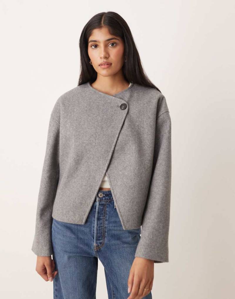 VILA - Kurze Bomberjacke in mittelgrau melierter Wolloptik mit Wickeldetail vorne von Vila