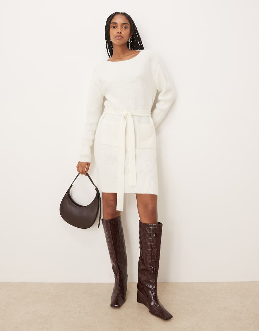 VILA - Kurzes Strickkleid in Weiß mit Taillengürtel von Vila