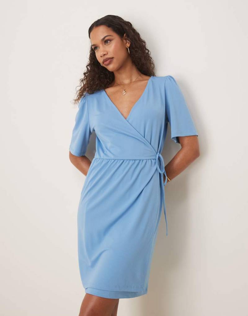 VILA - Kurzes Wickelkleid aus Jersey in Blissful-Blau mit seitlichem Bindedetail von Vila