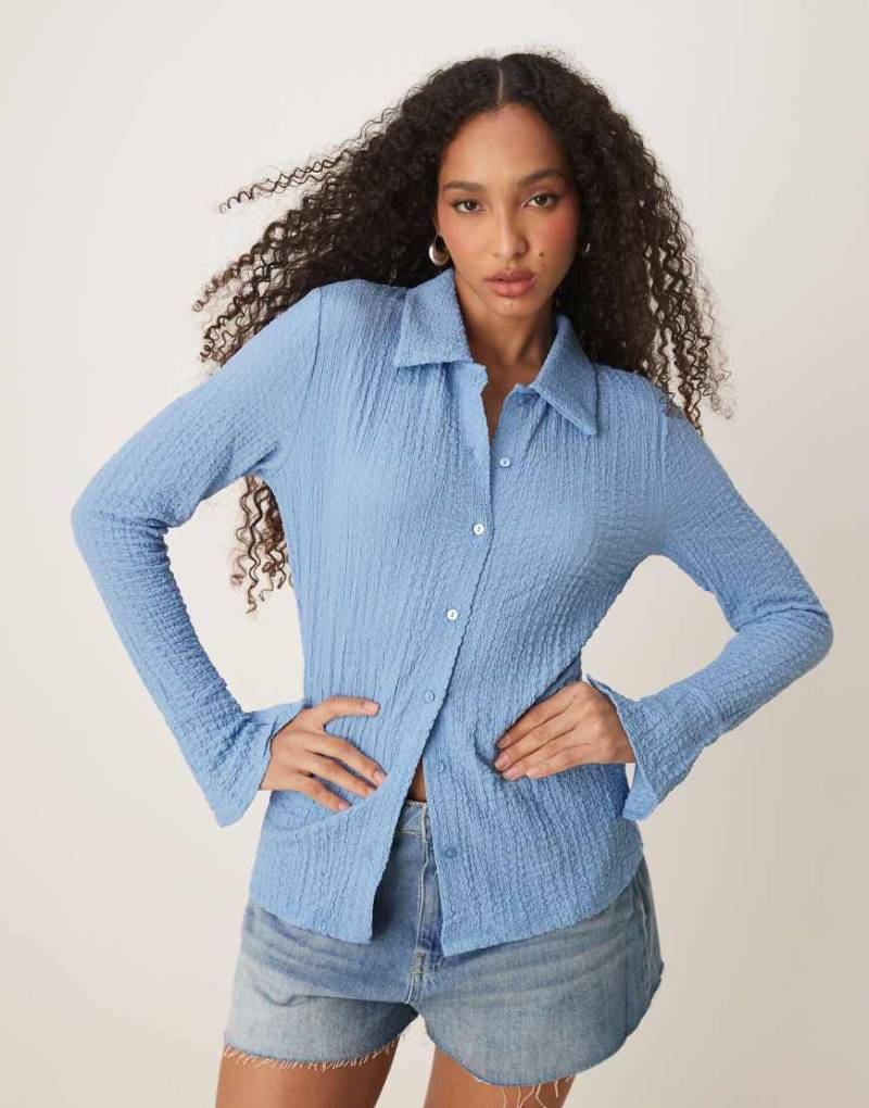 VILA - Langärmliges Hemd in Kentucky-Blau mit Bubble-Textur und Knopfleiste von Vila