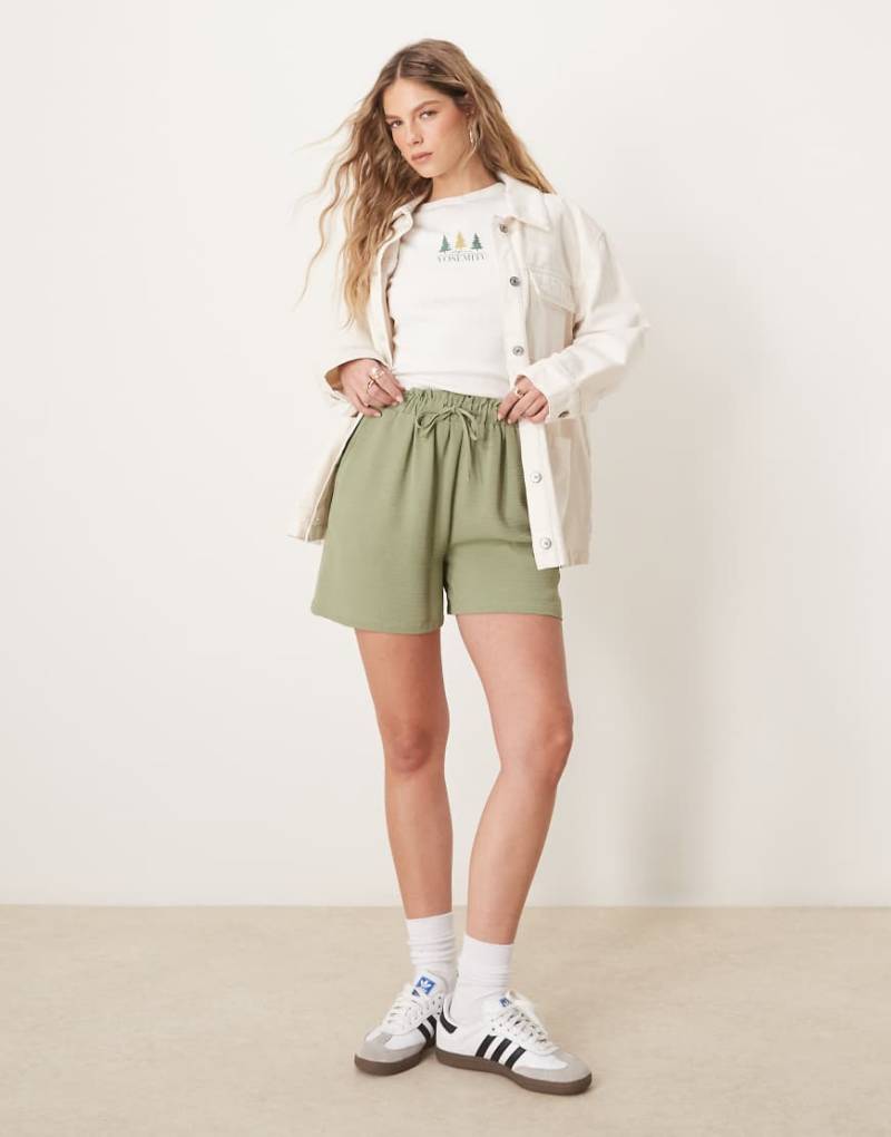 VILA - Locker geschnittene Shorts in Olivgrün mit Bindegürtel von Vila