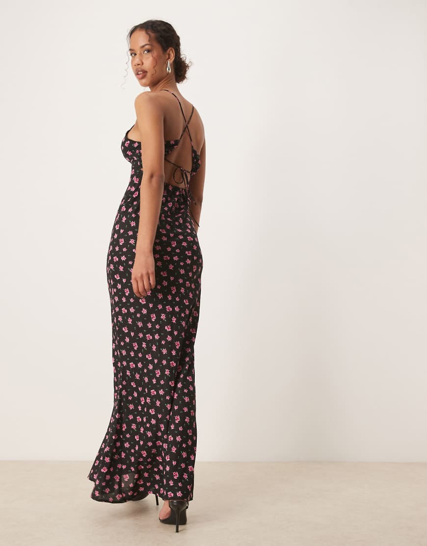 VILA - Maxi-Slip-Dress in Schwarz und Rosa mit Blumenmuster und gekreuztem Trägerdetail am Rücken von Vila