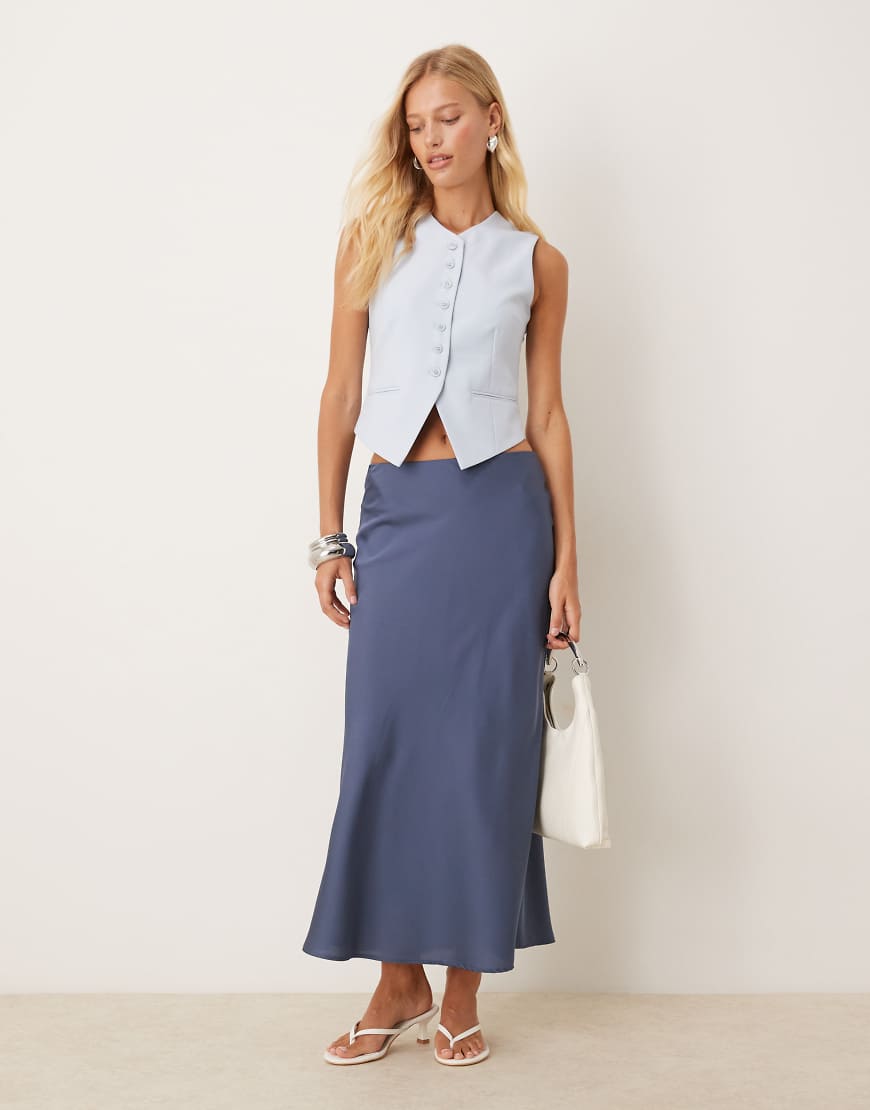 VILA - Maxirock aus Satin in Mittelblau VILA - Maxirock aus Satin in Mittelblau von Vila