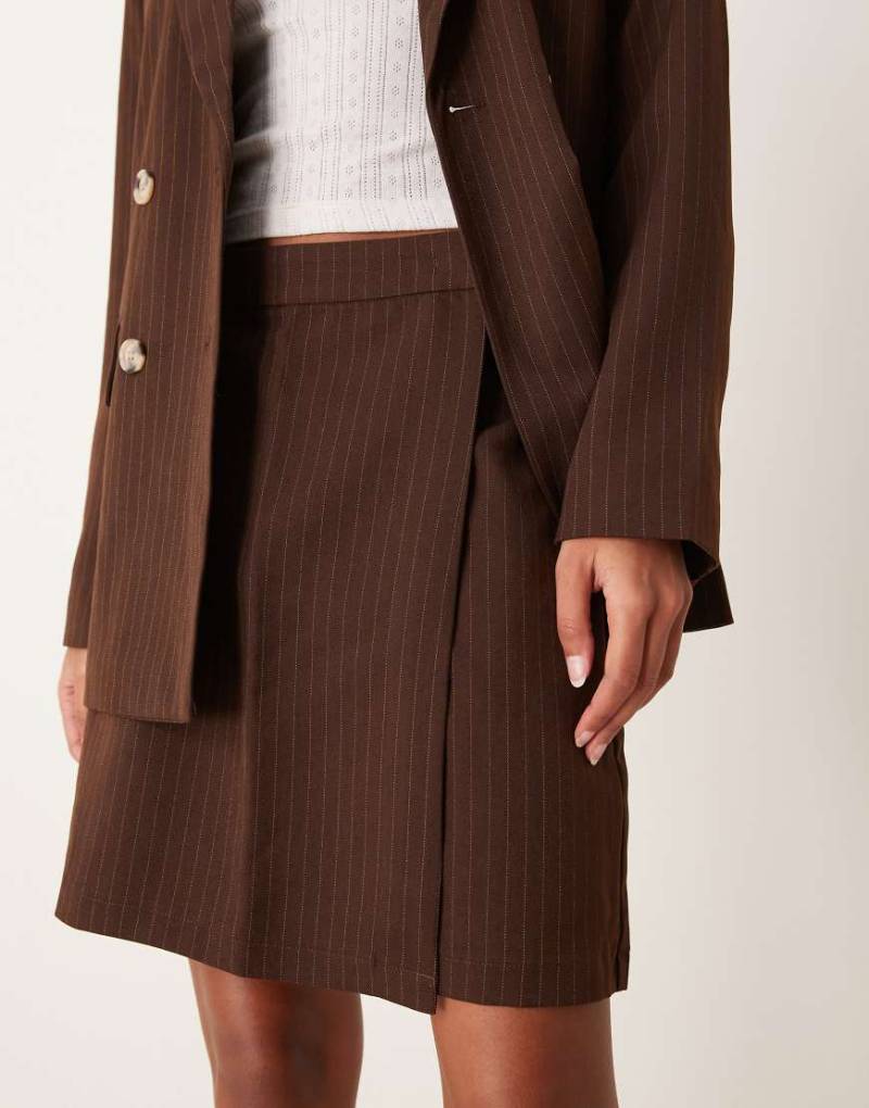 VILA - Mix and Match - Eleganter Minirock in Braun mit Nadelstreifen und Wickelfront von Vila