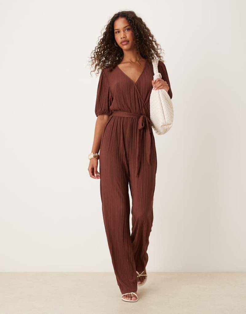 VILA - Plissierter Jumpsuit in Schokobraun mit gewickelter Vorderseite-Brown von Vila