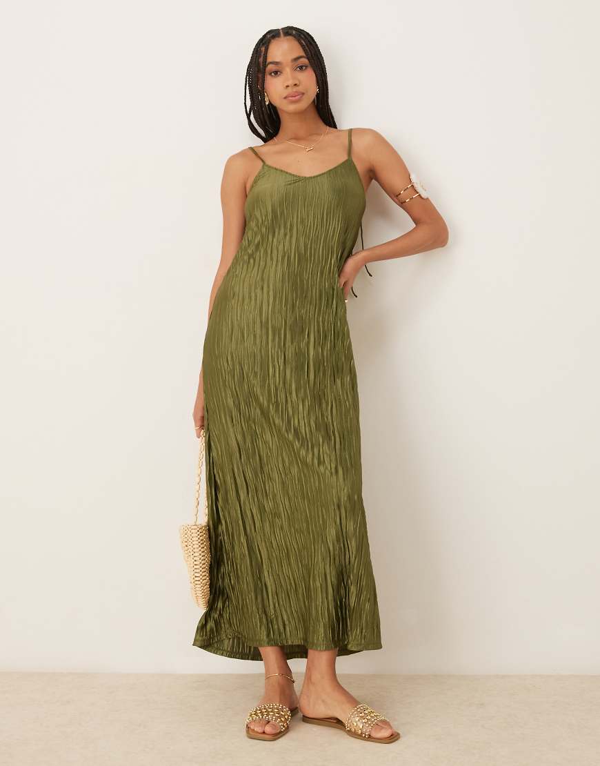 VILA - Plissiertes Maxi-Trägerkleid in Olivgrün VILA - Plissiertes Maxi-Trägerkleid in Olivgrün von Vila