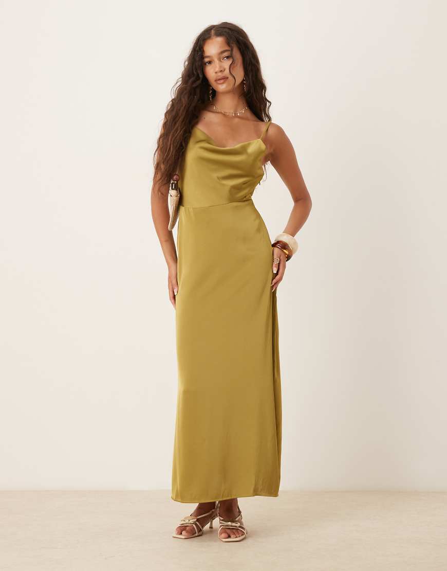 VILA - Satin-Maxikleid in Olivgrün mit Wasserfallausschnitt VILA - Satin-Maxikleid in Olivgrün mit Wasserfallausschnitt von Vila