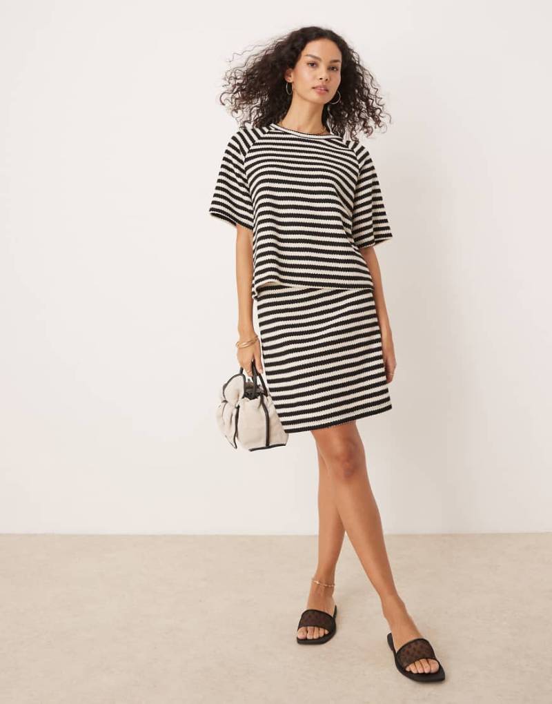 VILA - Schwarz-weißer Minirock aus Häkelstrick, Kombiteil von Vila