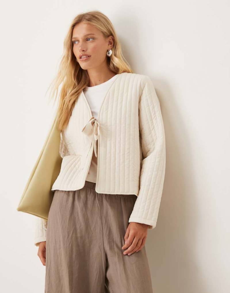 VILA - Steppjacke in Cremeweiß mit gebundener Vorderseite von Vila