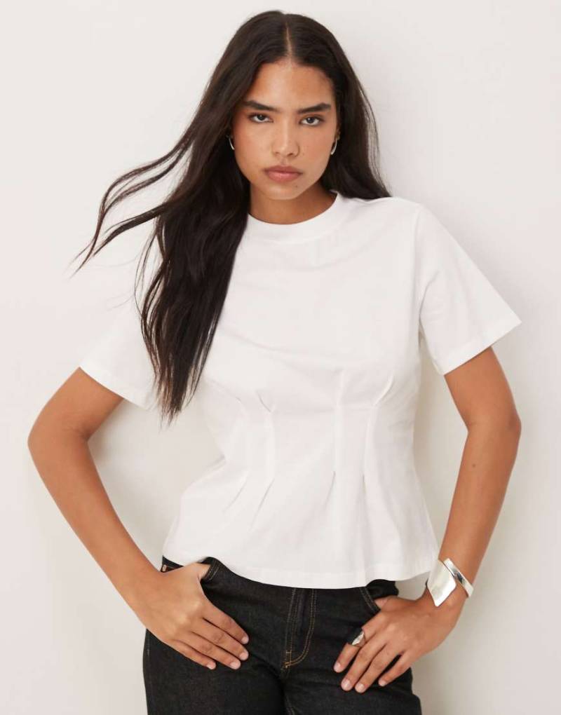 VILA - T-Shirt in Weiß im Strukturdesign mit Abnähern an der Taille von Vila