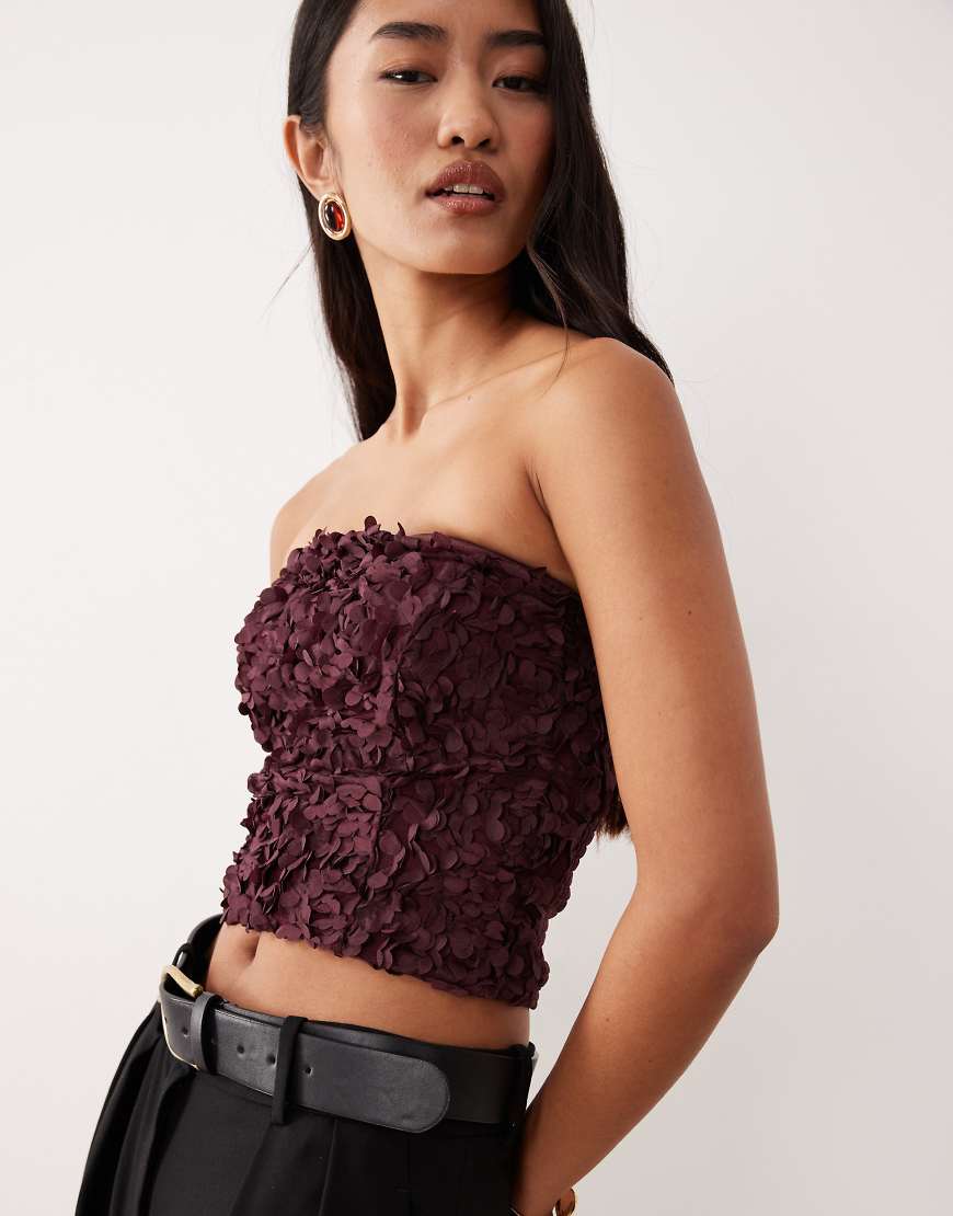 VILA - Trägerloses Oberteil in Burgunderrot mit 3D-Rosenapplikation von Vila