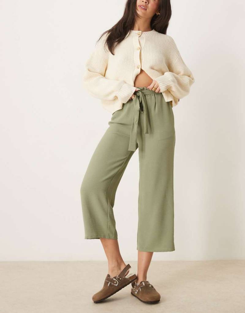 VILA - Verkürzte Hose in Ölgrün mit geradem Bein und Bindegürtel von Vila