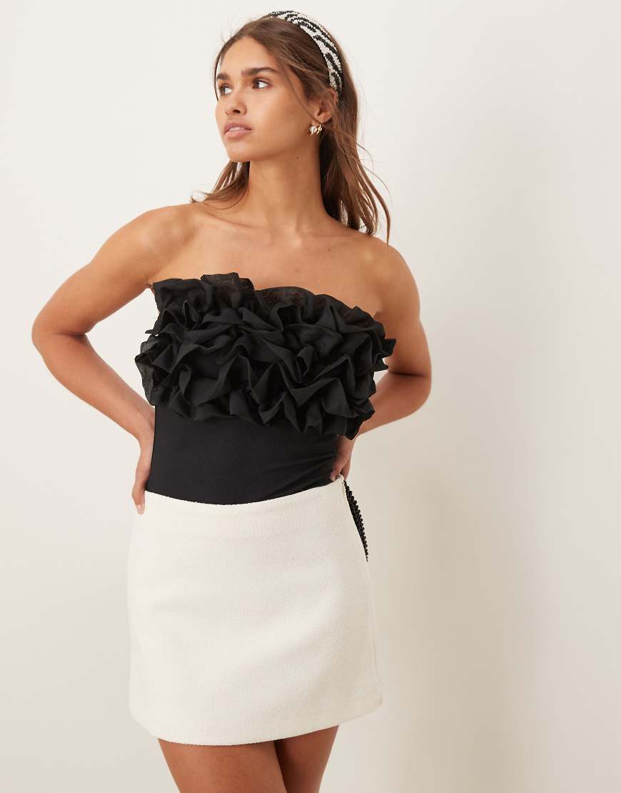 Vila - Body in Schwarz mit gerüschter Vorderseite von Vila