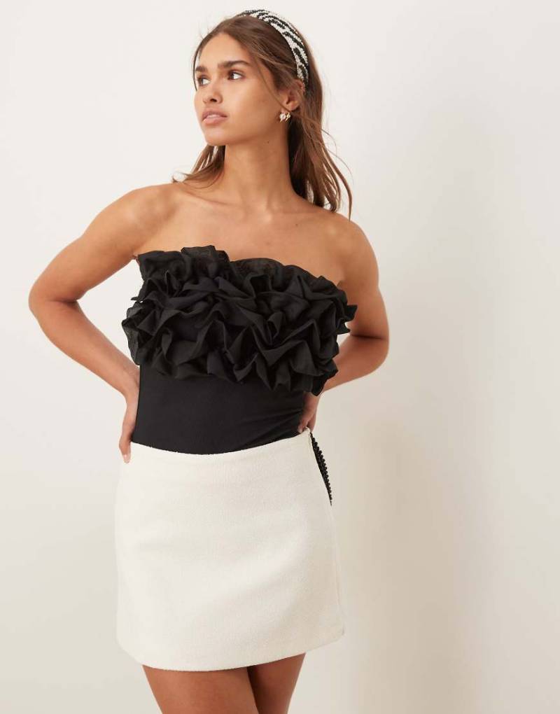 Vila - Body in Schwarz mit gerüschter Vorderseite von Vila