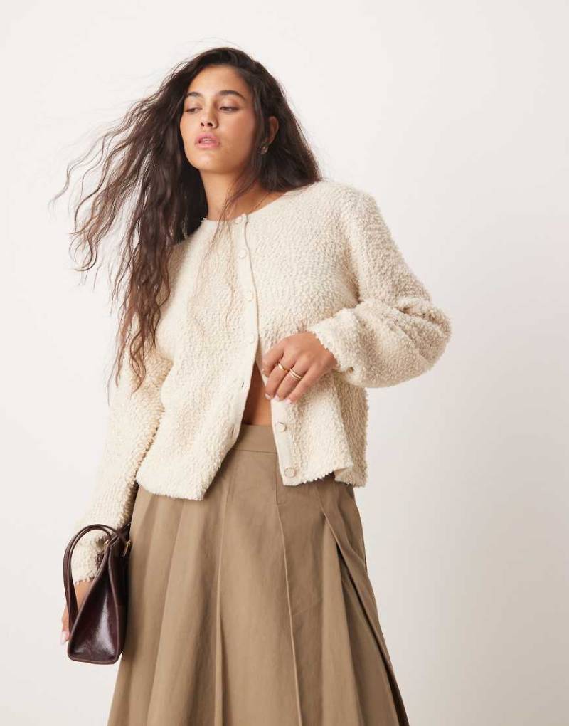 Vila - Bouclé-Strickjacke in Cremeweiß Vila - Bouclé-Strickjacke in Cremeweiß von Vila