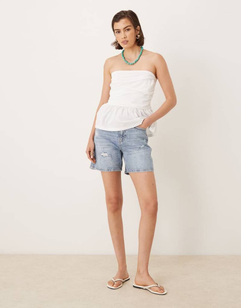 Vila - Boyfriend Fit Jeansshorts in Hellblau mit hohem Bund und Abnutzungsdetails von Vila