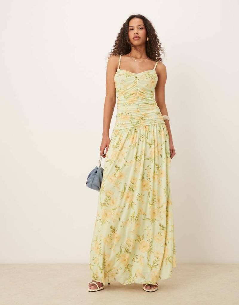 Vila - Gerafftes Mesh-Maxikleid in Gelb mit Blumenprint von Vila