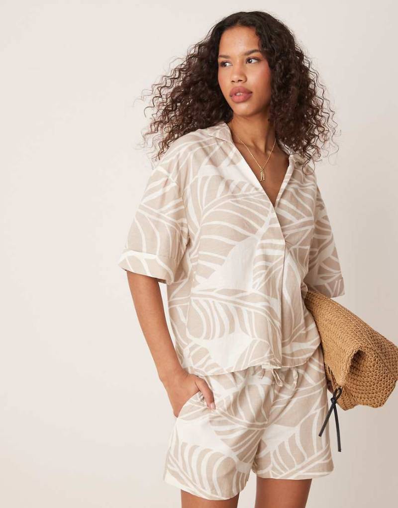 Vila - Kastiges Oberteil mit farblich passendem Oversize-Blattprint und Polodetail, Kombiteil-Neutral von Vila