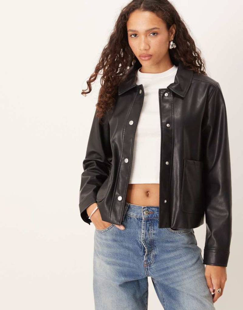 Vila - Kurze Jacke in schwarzer Lederoptik von Vila