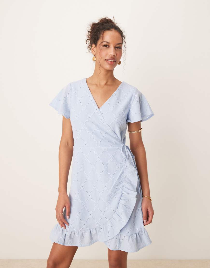 Vila - Kurzes Wickelkleid aus Jersey in Kentucky-Blau mit Lochstickerei von Vila