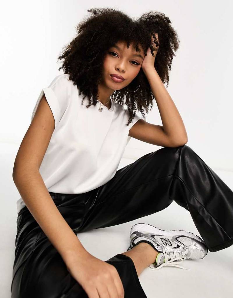 Vila - Oberteil in Weiß mit Satin-Vorderseite von Vila