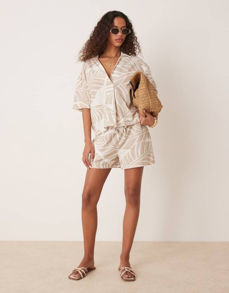 Vila - Shorts mit farblich passendem Oversize-Blattprint und hohem Bund, Kombiteil-Neutral von Vila