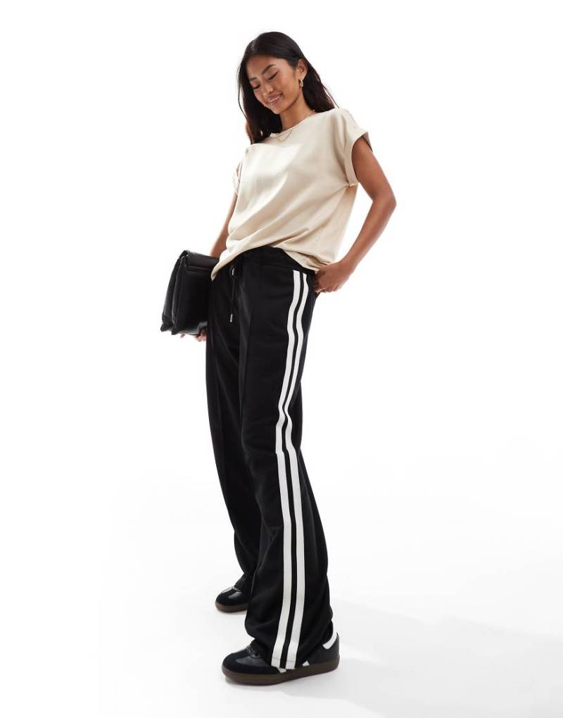 Vila - T-Shirt in Sand mit Satin-Vorderseite und umgeschlagenen Ärmeln-Neutral von Vila