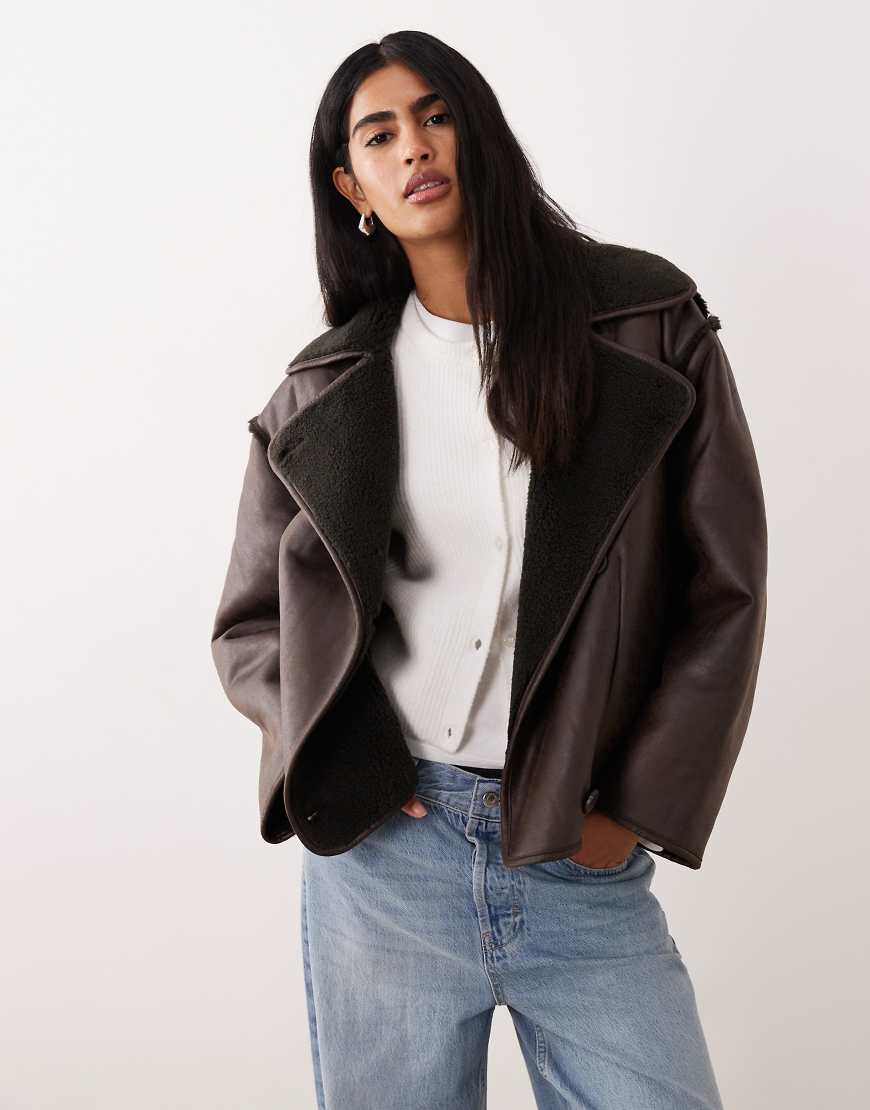 Vila - Wendbare Jacke aus Lammfellimitat in Dunkelbraun-Brown von Vila