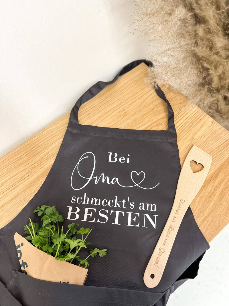 Kochschürze Oma | Individuelles Geschenk Backschürze Geburtstagsgeschenk Ostern Muttertag Weihnachten Küchendeko Grau Weiß von ViliveDE