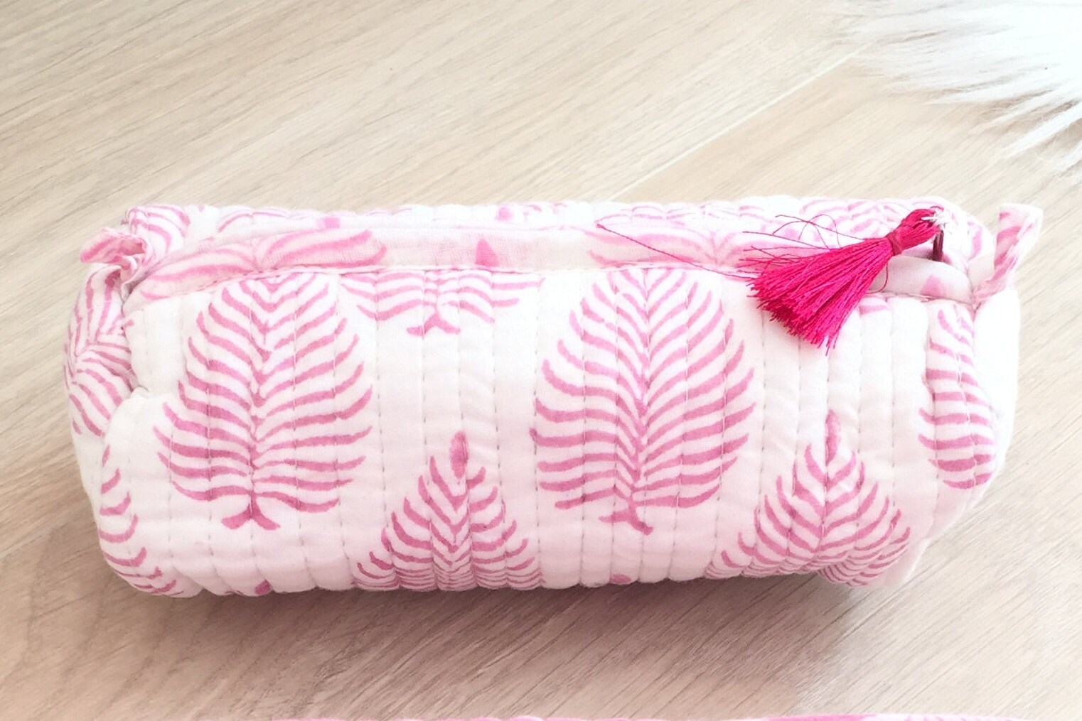 Beutelset „Les Midi Pomponnés" Von Villa D'issi in Weiß Mit Rosa Farnen, Aus Handbedrucktem Gestepptem Baumwoll-Voile.boho Chic Beutelset „Les Midi Pomponnés" Von Villa D'issi in Weiß Mit Rosa Farnen, Aus Handbedrucktem Gestepptem Baumwoll-Voile.boho Chic von VillaDIssi