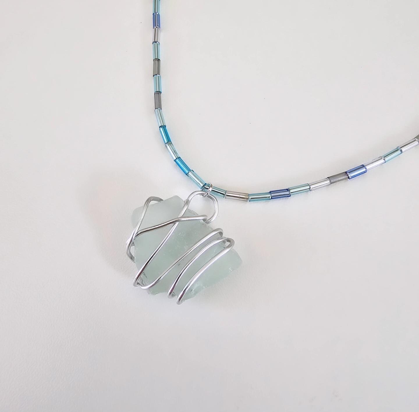 Zauberschöne Halskette Mit Eisig-Blauen Stabperlen Und Einem Von Aluminiumdraht Umwickelten Seeglas-Anhänger I Got You von EclecticSmithy
