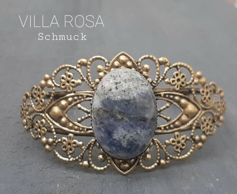 Armreif Antik Bronze Vintage Style Romantisch Cottagecore Mit Natürlichem Edelstein Sodalith Blau Weiß Natzrstein Edelsteinschmuck Unique von VillaRosaSchmuck