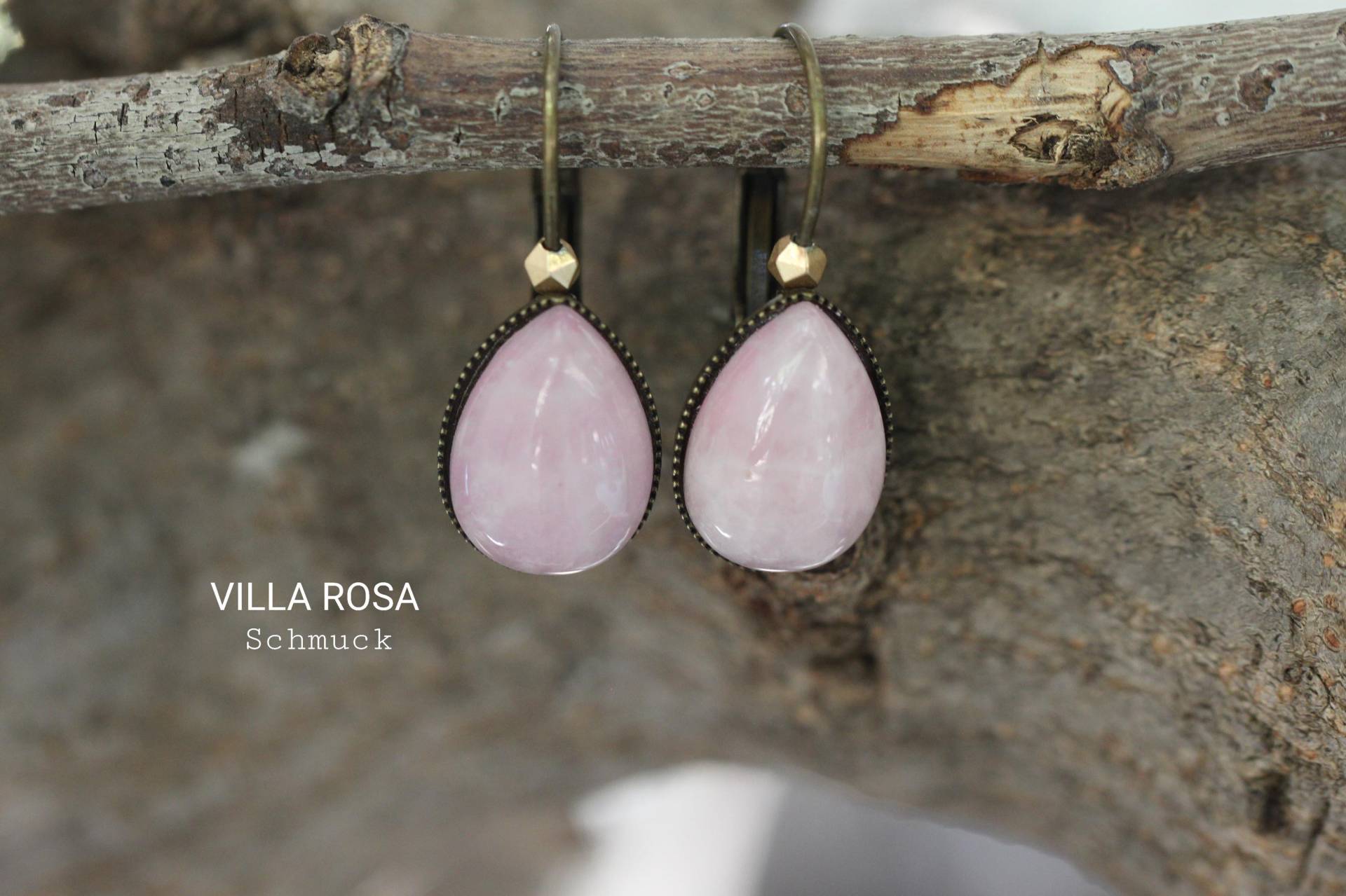 Ohrringe Tropfen Natürlicher Rosenquarz Ohrhänger 18mmx13mm Bronze Antik Vitage Look Cottagecore Style Bohemian Edelsteinohrringe Rosa von VillaRosaSchmuck