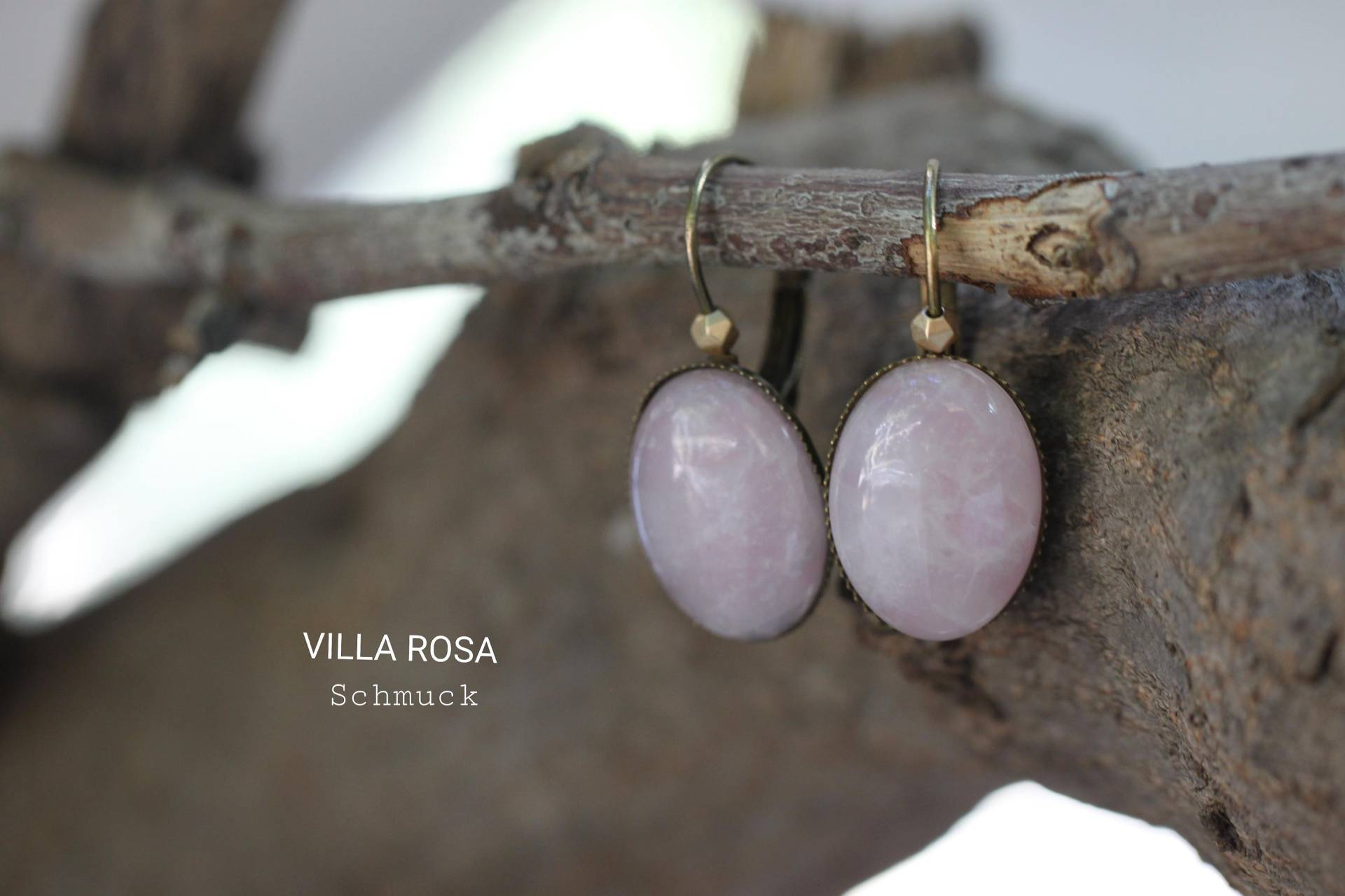 Rosenquarz Edelstein Ohrringe Zart Rosa in Bronze Fassung Cottagecore Damenohrringe Ohrhänger Cabochonschmuck Geschenk Naturstein von VillaRosaSchmuck