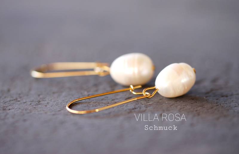 Süßwasserperle Creme Ohrringe Gold Messing Damenohrhänger Goldschmuck Naturschmuck von VillaRosaSchmuck