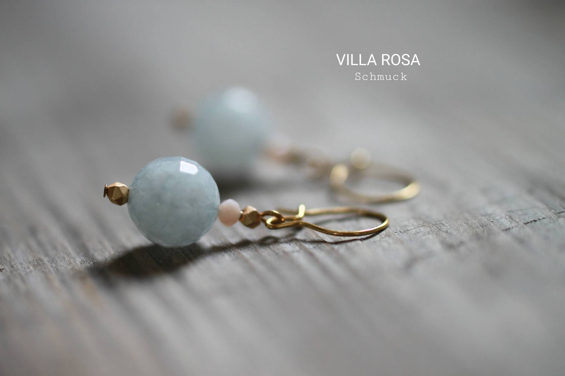 Unikat Beryll Edelstein Ohrringe Golden Hängeohrringe Hellblau Mit Ohrhakrn Aus Edelstahl Hypoallergen Ocean Light Blue Day Dream von VillaRosaSchmuck