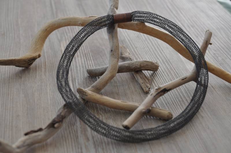 Halskette Aus Schwarzem Draht/ Lieseltechnick von VillaTuedelkram