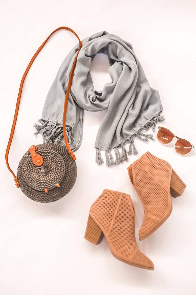 Einfarbiger Wandteppich in Stein | Frauen Boho Textil, Strand Sarong, Saisonale Schal, Reise Decke, Wandbehang, Leicht, Weich von VillageThrive