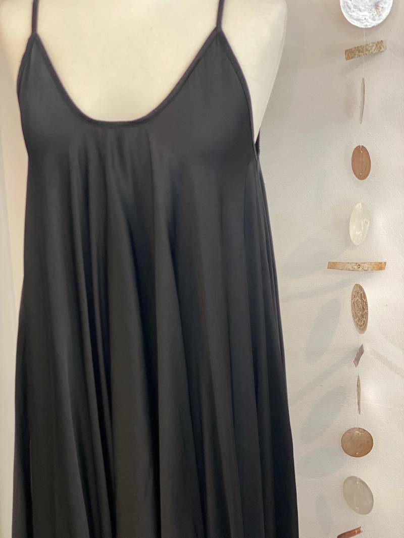 Kurzes Seidiges Kleid //Schwarz//Spring// Boho// Must Have// Oversized//Maxikleid//Trägerkleid von Villakunterbunt12
