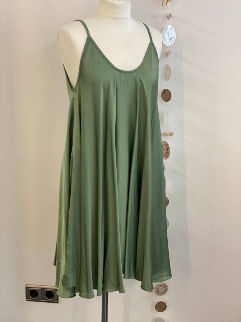 Kurzes Seidiges Kleid //Waldgrün//Spring// Boho// Must Have// Oversized//Maxikleid//Trägerkleid von Villakunterbunt12