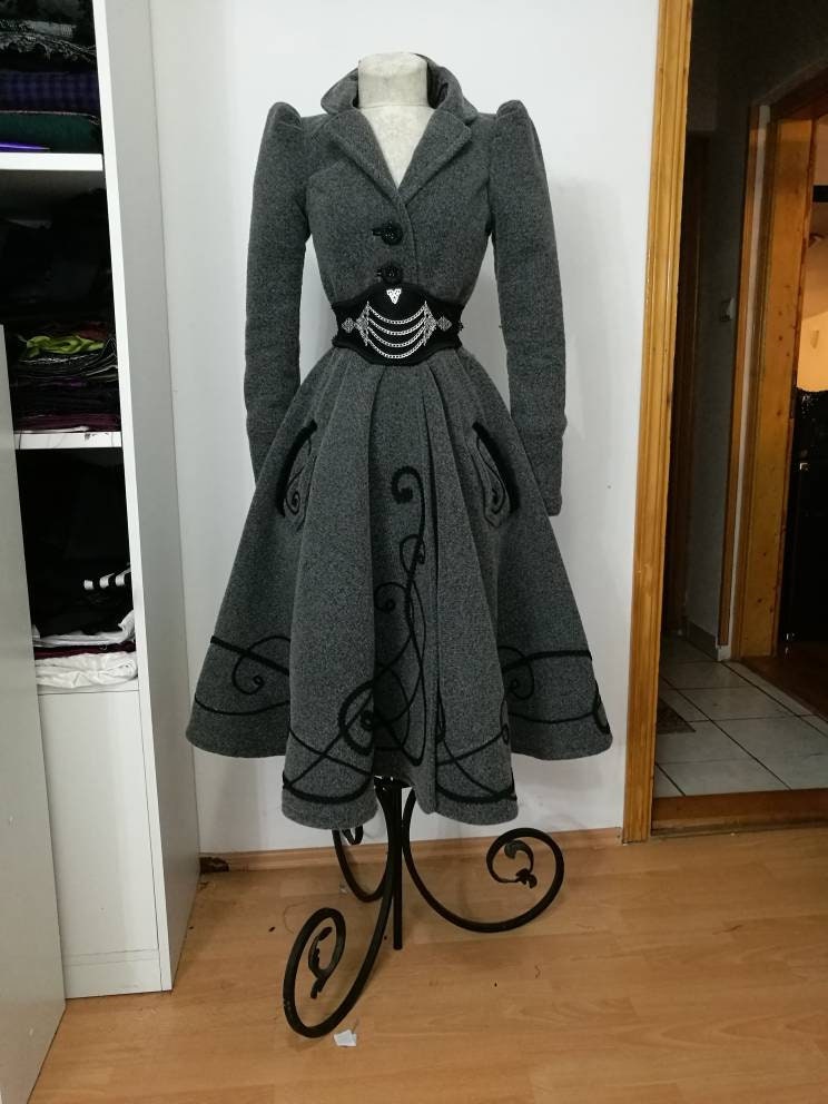 Viktorianisch Inspirierter Wollmantel Mit Stickerei von VillenaViscaria