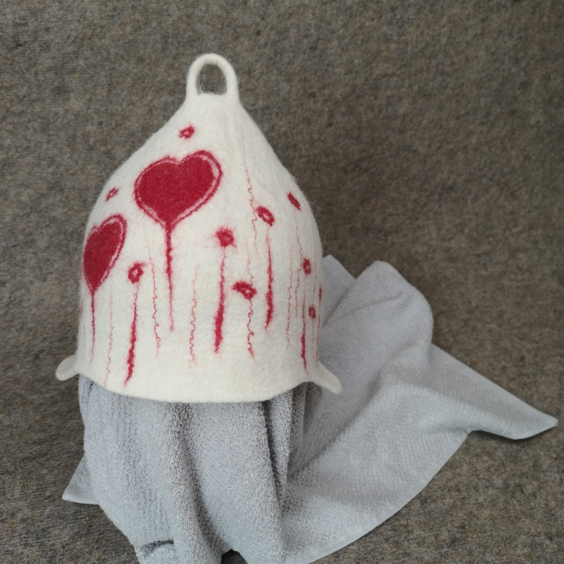 Saunahut Handgefertigter Filzhut Aus Merinowolle in Weiß Mit Herzen von VilmaFelting