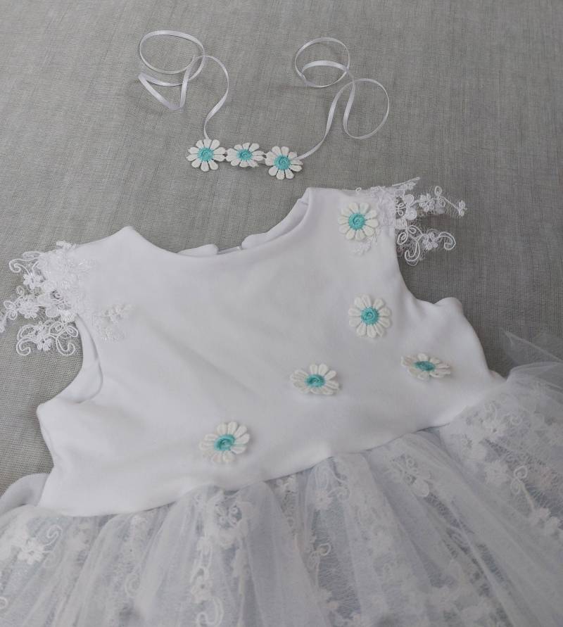 Taufkleid Aus Leinen, Tüll Mit Floraler Spitze Blau-Weiß von VilmaKenti