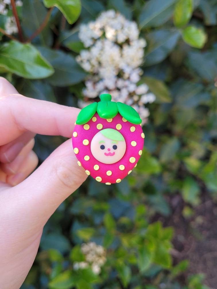 Fruit Friends - Freche Erdbeere Anstecknadel Handgemachte Fimo Brosche Fruit Friends - Freche Erdbeere Anstecknadel Handgemachte Fimo Brosche von Vilowe