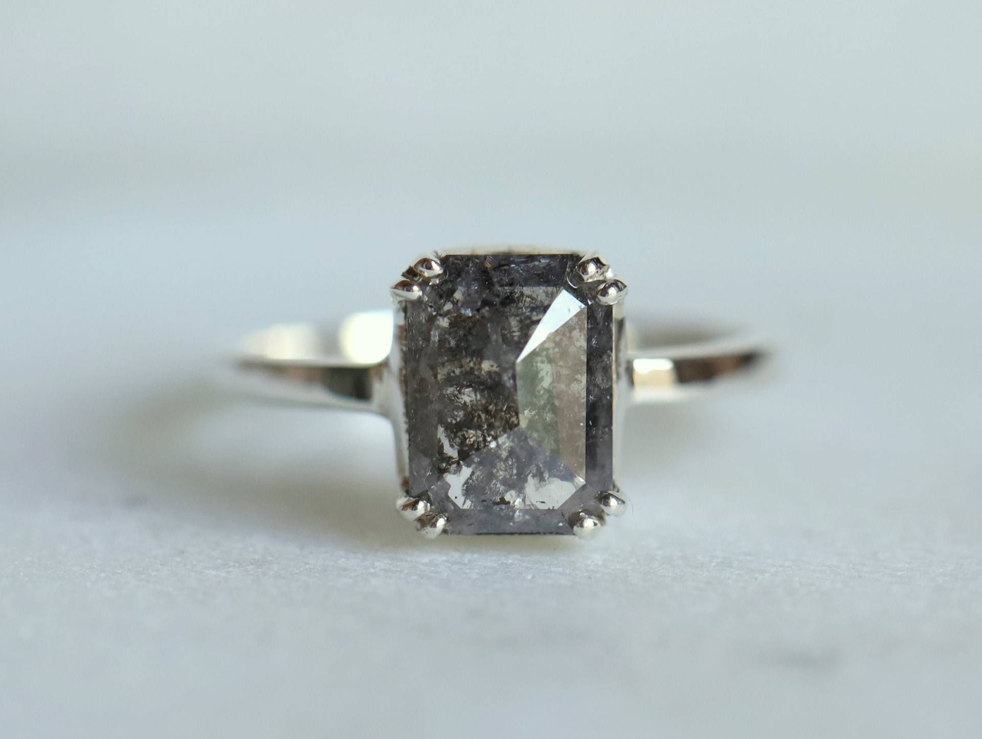 2 Karat Diamantring, Solitär Grauer Salz Und Pfeffer Diamant, Smaragdschliff, Rosenschliff Diamant Verlobungsring von VimleshBadaya